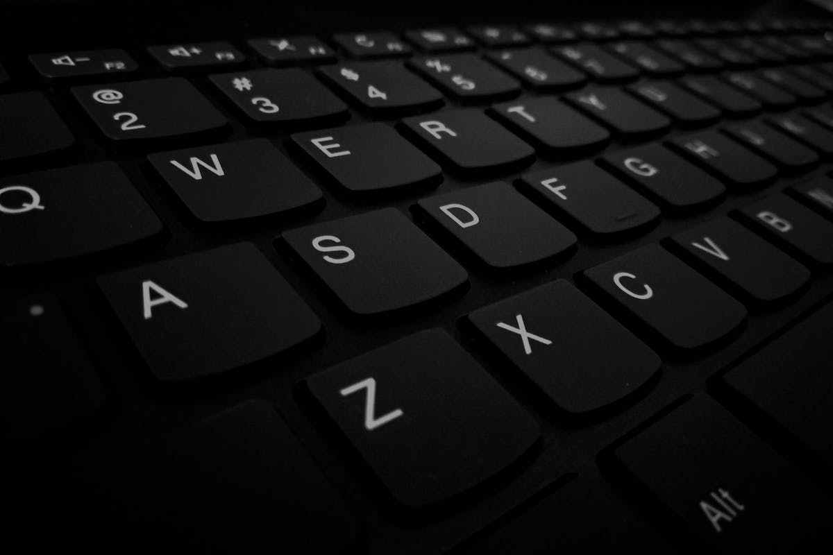 Teclado QWERTY: saiba o que é esse modelo de teclado e por que o usamos