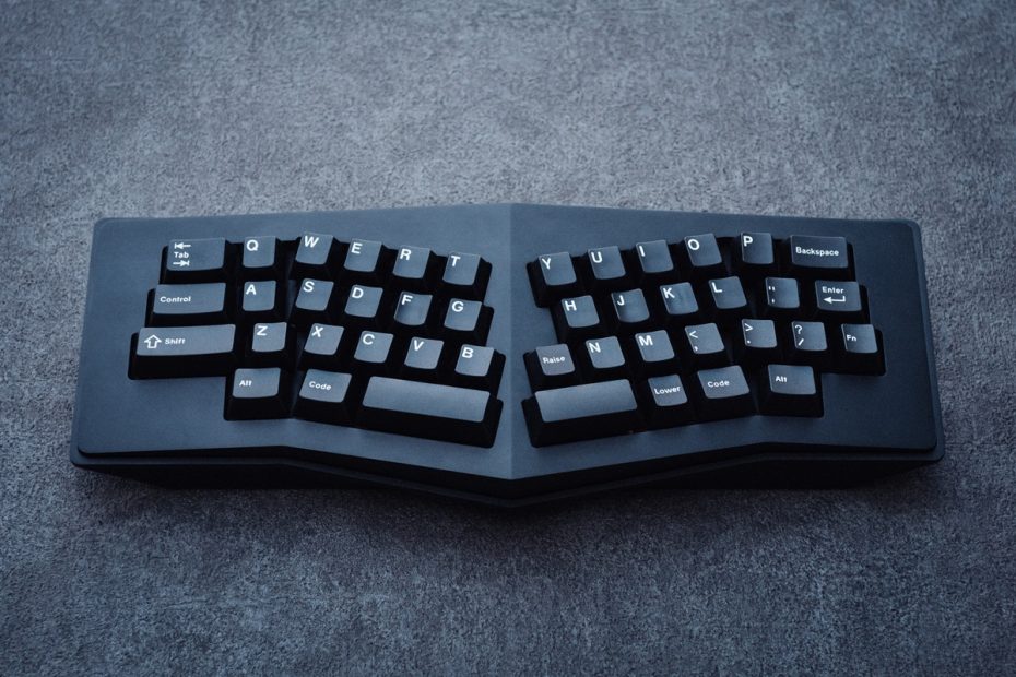 Por que investir em um teclado ergonômico?